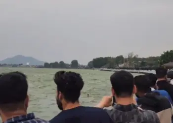 Father, Son Drowned In Dal Lake as Boat Capsizes in Storm; Boy Still Missing