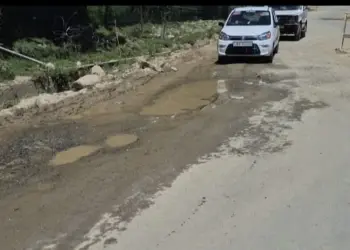 منٹوں کا سفر گھنٹوں میں تبدیل: واؤورہ-خمریال-گیرہٹی روڑ عوام کے لیے عذاب، محکمہ آر اینڈ بی کی مجرمانہ غفلت پر لوگ بری طرح متاثر.