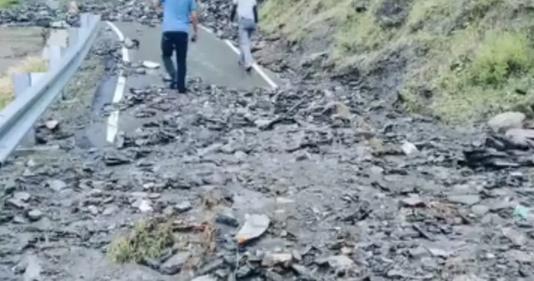 کرناہ کے متعدد علاقوں میں شدید موسمی قہر فصلیں تباہ، سڑکیں بند،مکانوں میں پانی گھس گیا