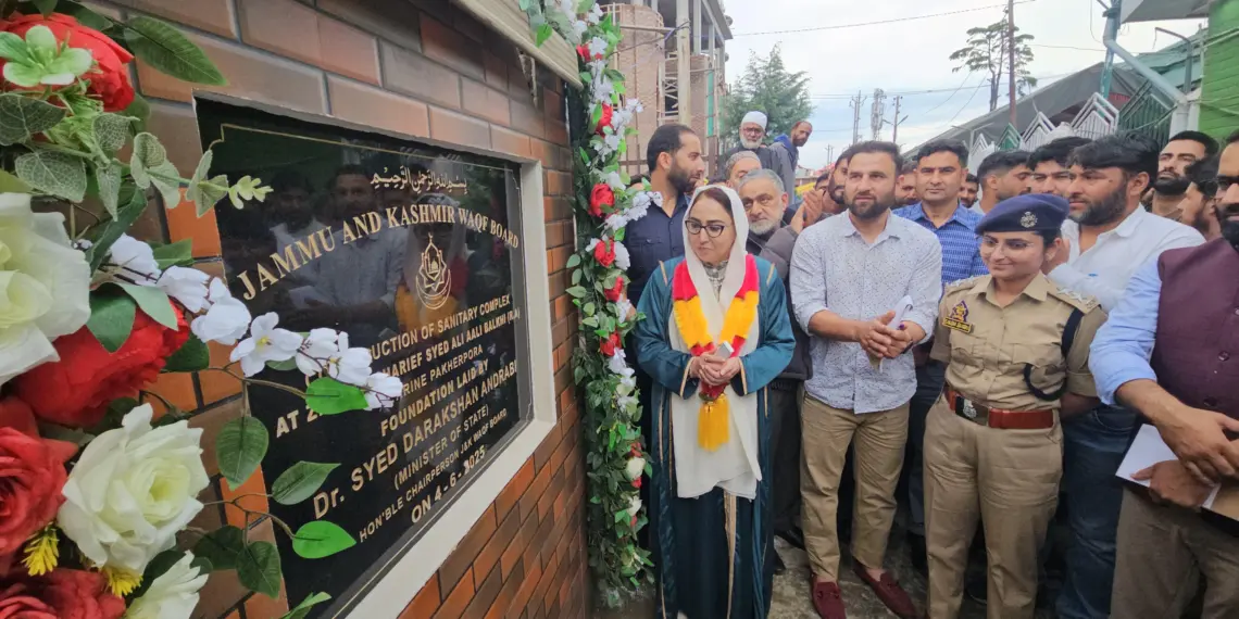 ڈاکٹر اندرابی نے چرار شریف میں گیسٹ ہاؤس اور پکھر پورہ میں خواتین کے لیے سبات اور سینیٹری کمپلیکس کا سنگ بنیاد رکھا, چرار شریف میں چھتر اور پکھر پورہ میں وضو خانہ کا افتتاح کیا