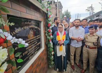 ڈاکٹر اندرابی نے چرار شریف میں گیسٹ ہاؤس اور پکھر پورہ میں خواتین کے لیے سبات اور سینیٹری کمپلیکس کا سنگ بنیاد رکھا, چرار شریف میں چھتر اور پکھر پورہ میں وضو خانہ کا افتتاح کیا