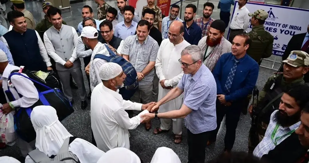 First Flight of 178 Hajj Pilgrims Lands in Srinagar, CM Omar Abdullah Receives Returnees