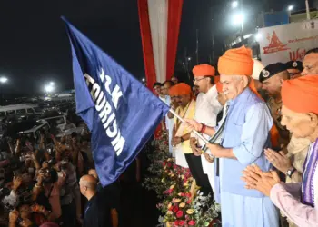 Amarnath Yatra 2025: LG Manoj Sinha Flags Off First Batch of Pilgrims from Jammu