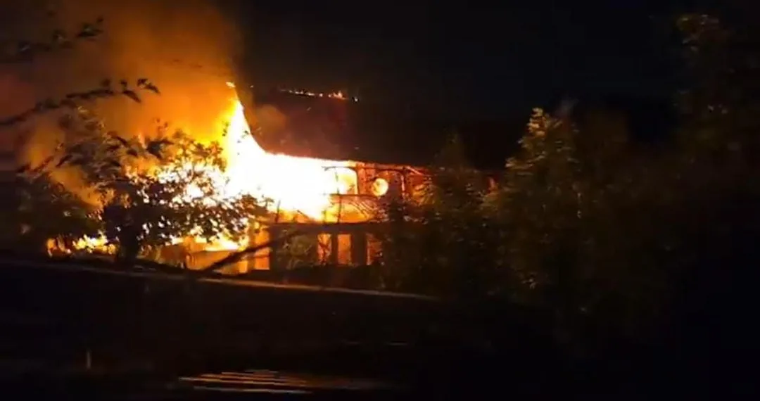 Massive Fire Engulfs Three Houses in Rajbagh Srinagar; F&ES on Job