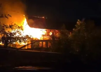 Massive Fire Engulfs Three Houses in Rajbagh Srinagar; F&ES on Job