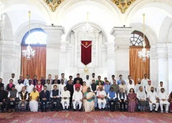 صدر جمہوریہ ہند سے قبائلی شخصیات کی ملاقات، کرناہ کے سابق پولیس افسر نے پہاڑیوں کے مسائل اجاگر کیے