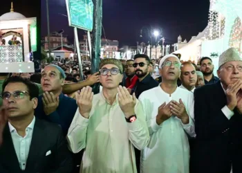 CM Omar Abdullah Offers Prayers at Hazratbal on Eid-e-Milad-un-Nabi (SAW)