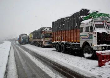 Cold Nights on the Road; Snow Traps Families, Students, Drivers on Jammu-Srinagar NH for Second Day