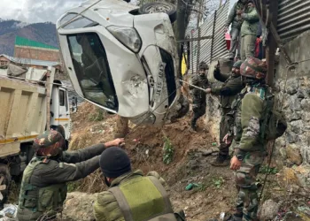 Indian Army Rescues Civilian Vehicle in Bandipora Amid Adverse Weather