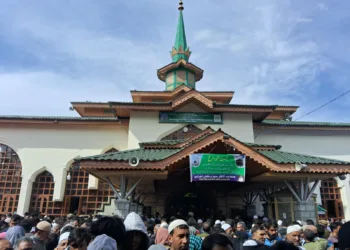 جمعتہ الوداع کے موقع پر ھزاروں عقیدتمندوں نے خانقاہ ریشیہ اویسیہ چرارشریف میں حاضری دی