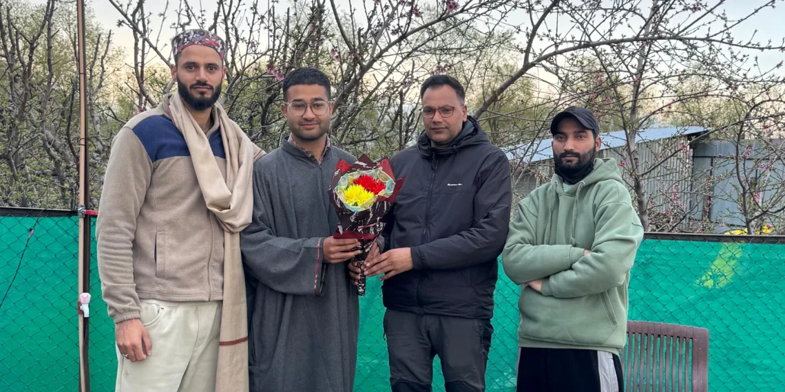 SHO Bomai Felicitates JKAS Qualifier Faizan-ul-Haq at His Residence