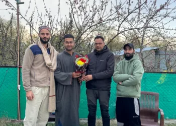 SHO Bomai Felicitates JKAS Qualifier Faizan-ul-Haq at His Residence