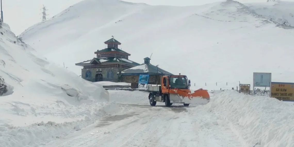 Mughal Road Reopens for LMVs After Brief Disruption due to Snowfall