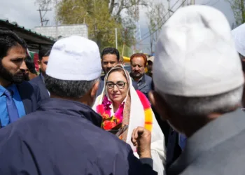 Waqf Chairperson paid obeisance at Bara Sadaat Shrine at Teilbal Srinagar on Annual Urs