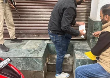 “Anantnag Police Seals Medical Store, Seizes Large Quantity of Illegal Controlled Medicines”
