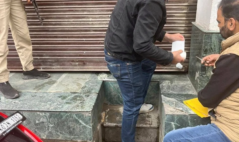 “Anantnag Police Seals Medical Store, Seizes Large Quantity of Illegal Controlled Medicines”