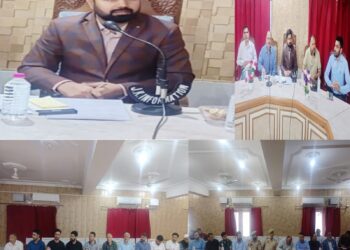SDM Karnah Holds Maiden Meeting with Officers, Focuses on Development and Public Welfare