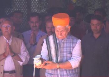 LG Sinha Pays Obeisance at Kheer Bhawani Shrine, Prays for Peace and Harmony in J&K