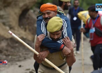 Anantnag Police Braves Heavy Rain to Assist Amarnath Pilgrims