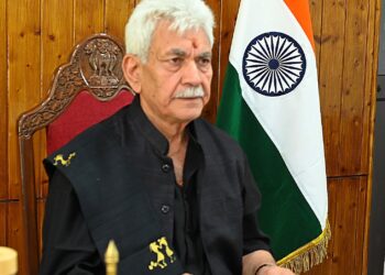 LG Sinha Reviews Amarnath Yatra, Urges Pilgrims to Travel Only on Valid Registration Dates