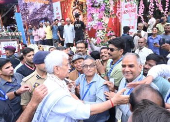 Over 1.7 Lakh Pilgrims Undertake Amarnath Yatra in Eight Days; LG Sinha Reviews Arrangements at Baltal