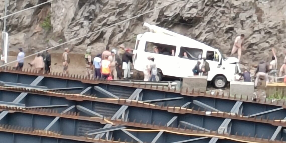 2 Killed, 5 Injured as Shooting Stone Hits Passenger Tempo on Jmu-Sgr Highway in Ramban