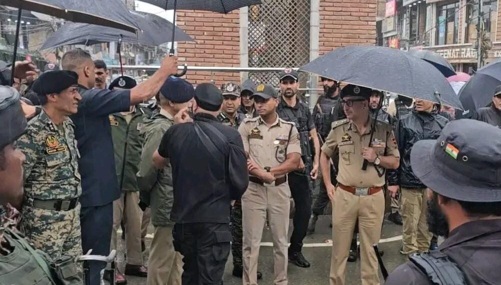 DGP Nalin Prabhat, Spl DG, IGP Kashmir Rush to Anantnag Terror Attack Site