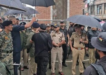 DGP Nalin Prabhat, Spl DG, IGP Kashmir Rush to Anantnag Terror Attack Site