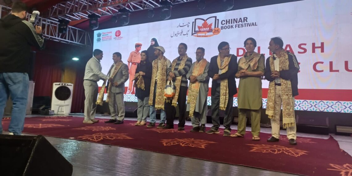 چنار بک فیسٹیول میں دلکش ڈراماٹک کلب کے ڈرامہ “شارٹ کٹ” کو بھرپور پذیرائی