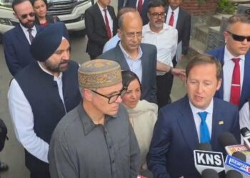 US Envoy Signals Possible Review of Travel Advisory for J&K After Meeting CM Omar