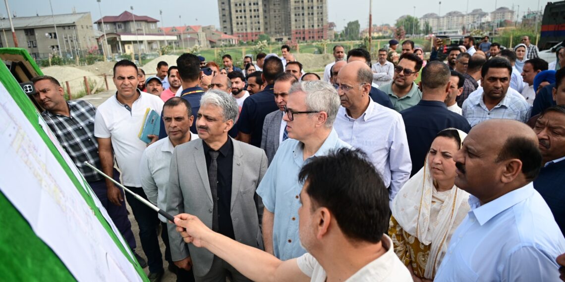 CM Omar Takes Early-Morning Stock of Srinagar Projects, Pushes for Decongestion and Faster Delivery