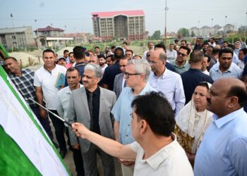 CM Omar Takes Early-Morning Stock of Srinagar Projects, Pushes for Decongestion and Faster Delivery