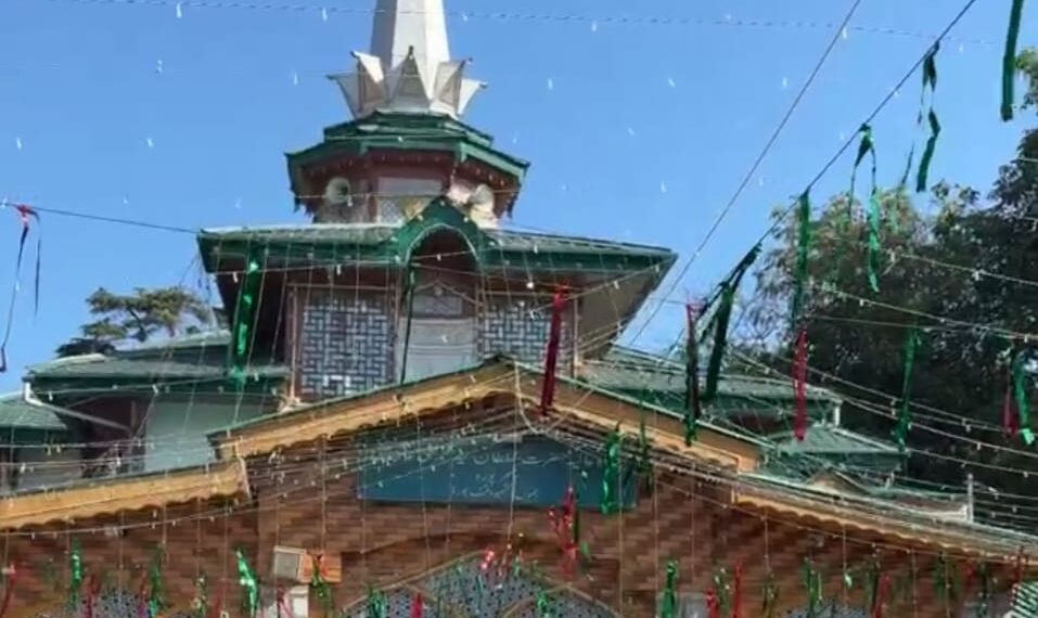 پکھرپورہ میں آج سے سالانہ عرس کی تقریبات کا آغاز، پوشاک بندی کی تقریب میں عقیدت مندوں جم غفیر۔
