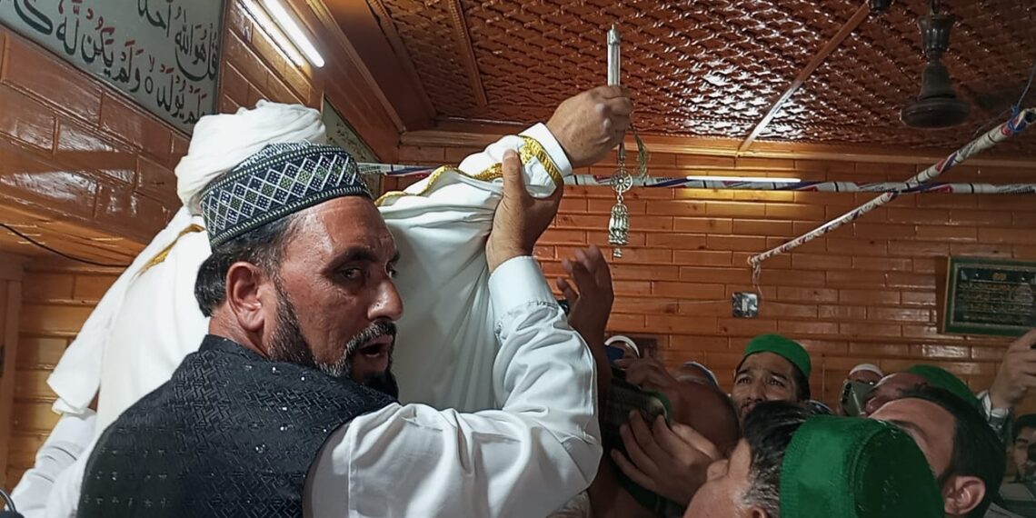 Hundreds Attend Holy Relic Display at Khushaal Sahib, Khanyar