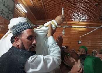 Hundreds Attend Holy Relic Display at Khushaal Sahib, Khanyar