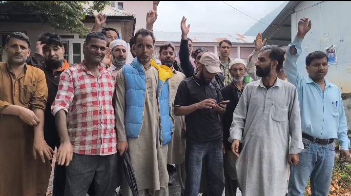 Daily Wagers Stage Protest at mini secretariat Karnah, Demand Regularisation and Implementation of Committee Recommendations