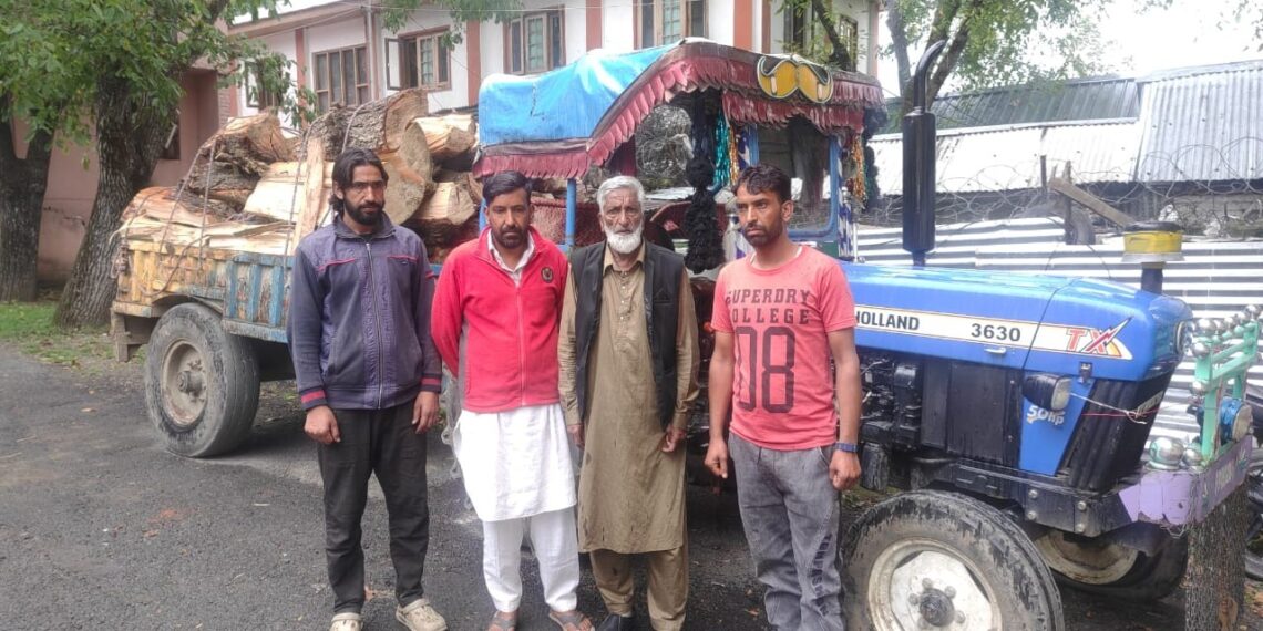 Police Apprehends 04 Forest Smugglers In Anantnag