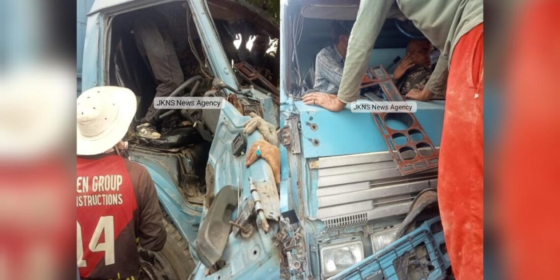3 CRPF Jawans Injured After Vehicle Crashes into Chinar Tree in Sheikhpora Budgam