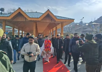 چیرپرسن وقف بورڈ ڈاکٹر درخشاں اندرابی نے آج درگاہ چرارشریف میں حاضری دی، علمدار وقف ماڈل ھائی اسکول کی نئی بلڈنگ، اسکول انتظامیہ کے نام وقف۔