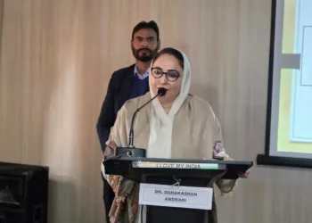 Waqf Chairperson Dr. Andrabi addreses SAHI RASTA youth workshop in Shopian