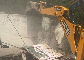 Anantnag Admin Demolishes Drug-Linked Illegal Structure on State Land Under Nasha Mukt J&K Drive