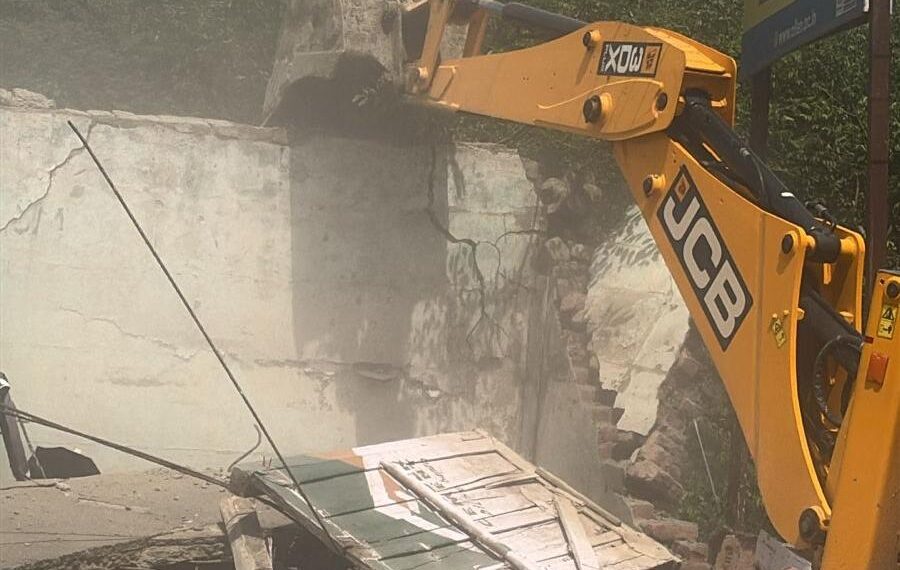 Anantnag Admin Demolishes Drug-Linked Illegal Structure on State Land Under Nasha Mukt J&K Drive