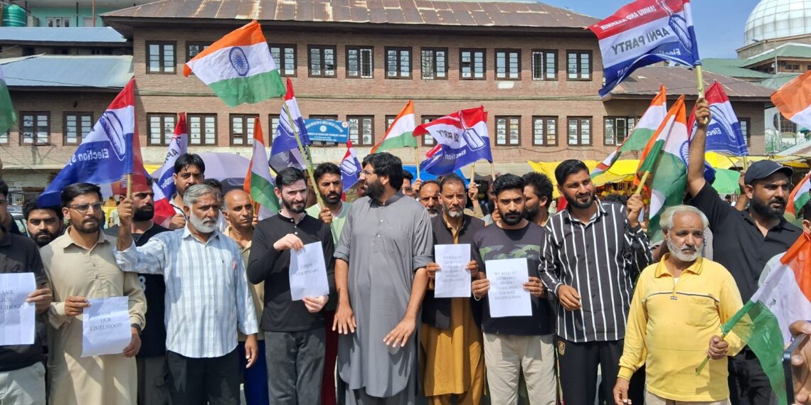 یوسمرگ کو عام کشمیری اور ملکی سیاحوں کی سیاحت کے لئے فورا کھول دو،بس سٹینڈ چرارشریف میں اپنى پارٹی کی طرف سے پرامن احتجاج کیا۔