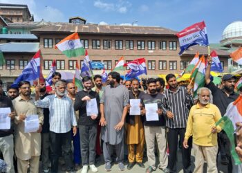 یوسمرگ کو عام کشمیری اور ملکی سیاحوں کی سیاحت کے لئے فورا کھول دو،بس سٹینڈ چرارشریف میں اپنى پارٹی کی طرف سے پرامن احتجاج کیا۔