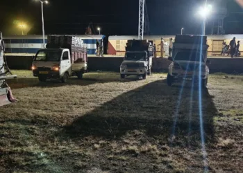 First Apple Rake from Baramulla Dispatched, Brings Lifeline to North Kashmir Fruit Growers