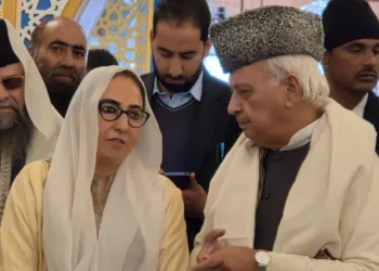 Bihar Governor Arif Mohammed Khan, Dr Darakhshan Andrabi pay Obeisance at Hazratbal Dargah