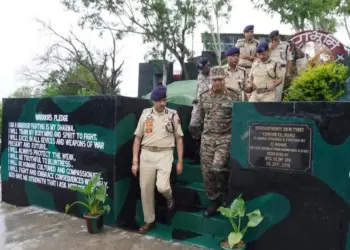 DGP J&K reviews Border Security at Buchohemandi View Point, Akhnoor Sector