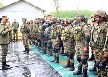 GOC Northern Command Reviews Operational Readiness in North Kashmir, Praises Troops