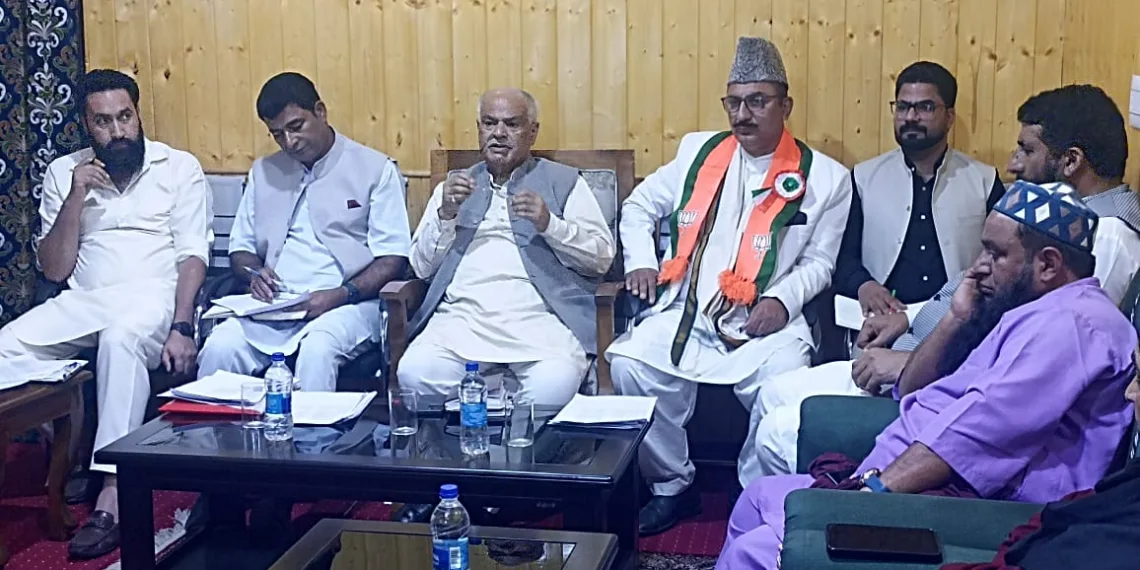 Ashok Koul Urges Stronger Grassroots Presence in Kupwara BJP Meet