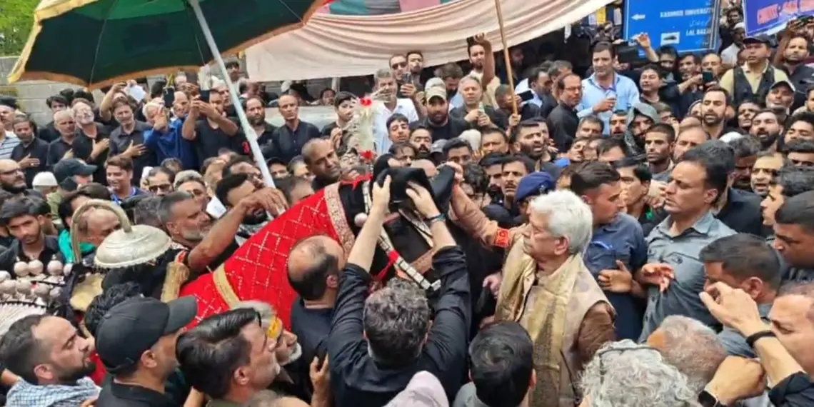 Youm-e-Ashura: LG Sinha Attends Zuljanah Procession in Sgr, Distributes Water to Mourners